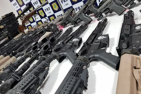 PRF apreende arsenal de guerra com dezenas de armas no Rio de Janeiro