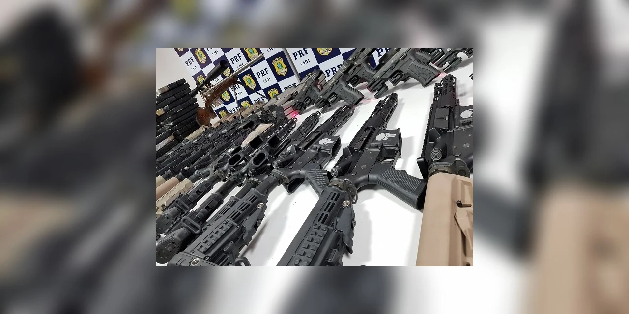 PRF apreende arsenal de guerra com dezenas de armas no Rio de Janeiro