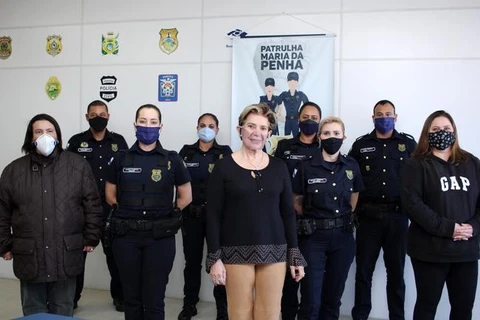 Elizabeth visita Patrulha Maria da Penha