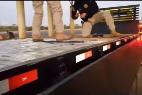 PRF apreende caminhão carregado com mais de 600 kg de maconha no Paraná