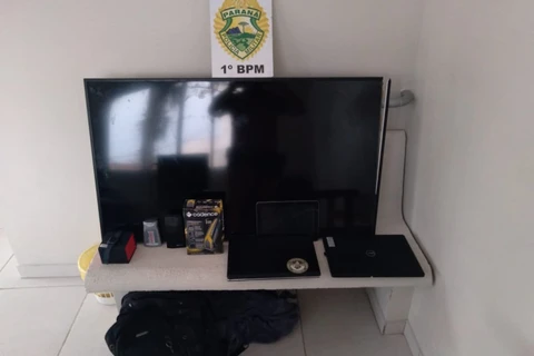 Ladrões são flagrados carregando produtos furtados em PG