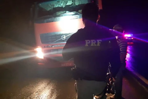 Adolescente pilotando motocicleta fica gravemente ferido depois de se envolver em acidente com carreta em Guamiranga