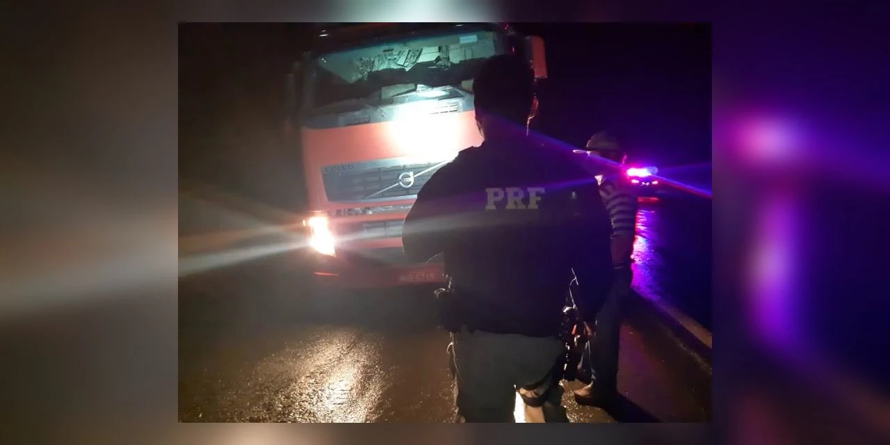 Adolescente pilotando motocicleta fica gravemente ferido depois de se envolver em acidente com carreta em Guamiranga