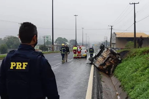 Ocupantes fogem após acidente e carro pegar fogo na Souza Naves