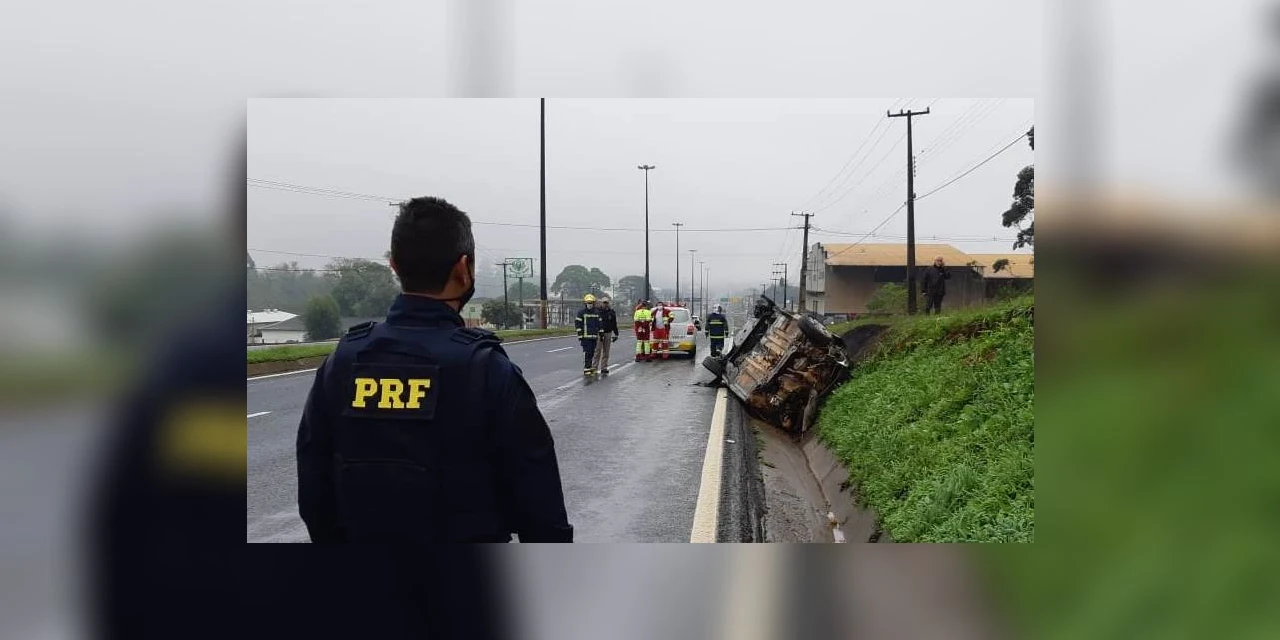 Ocupantes fogem após acidente e carro pegar fogo na Souza Naves