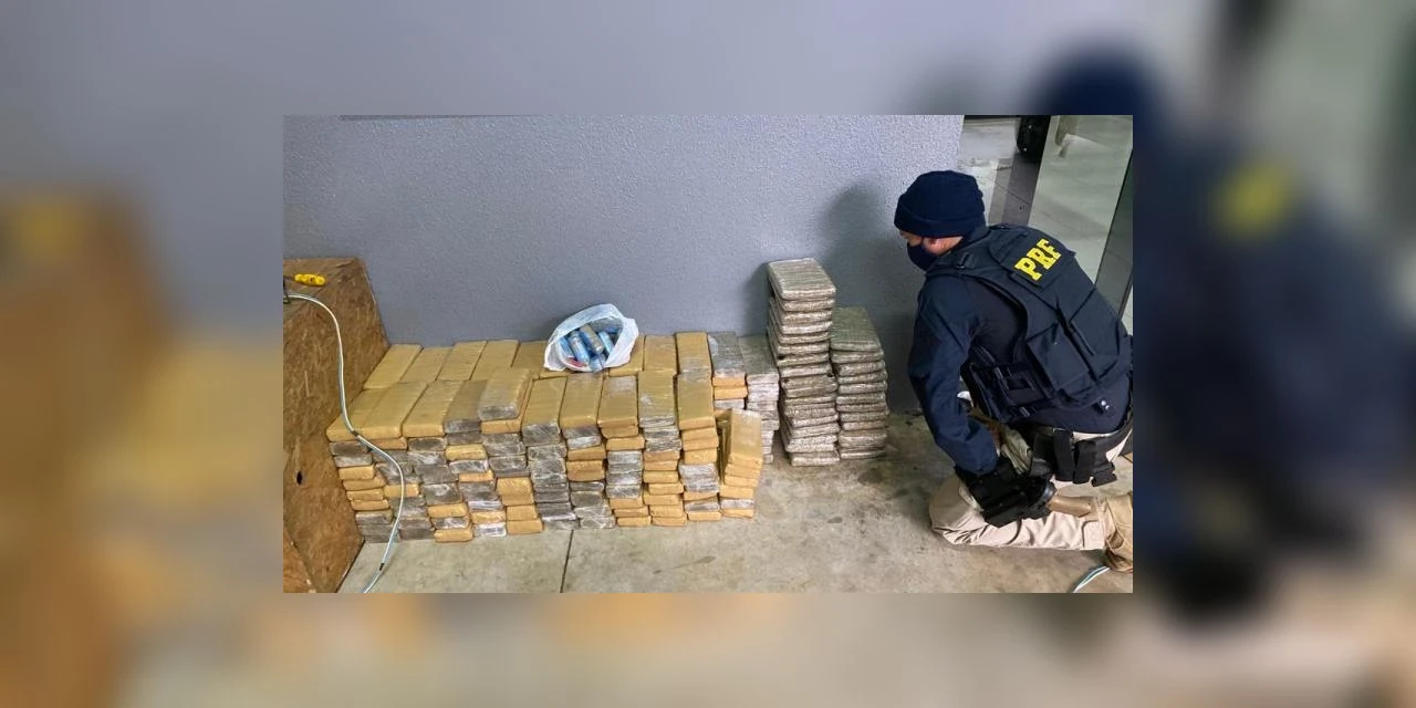PRF apreende 206 quilos de maconha escondida dentro de mesas; destino da droga era PG