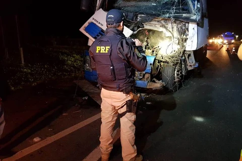 PRF atende colisão traseira com vítima na BR 376, em Ponta Grossa