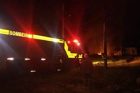 Duas pessoas morrem carbonizadas em incêndio a residência na madrugada