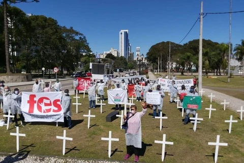 Servidores públicos do Paraná protestam contra proposta de suspensão do reajuste salarial