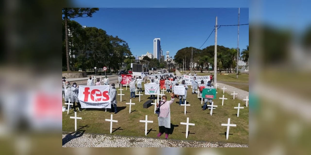 Servidores públicos do Paraná protestam contra proposta de suspensão do reajuste salarial
