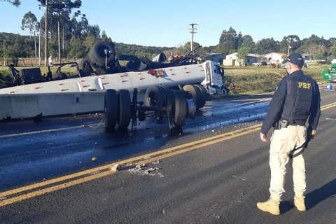 Colisão entre caminhão carregado de combustível e automóvel interdita BR-277 em Palmeira