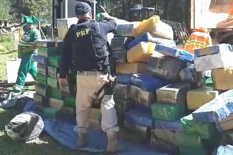 PRF apreende bitrem carregado com mais de 10 toneladas de maconha em Irati