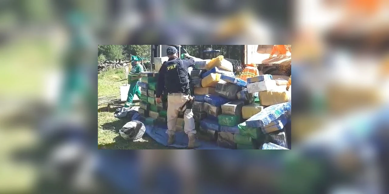 PRF apreende bitrem carregado com mais de 10 toneladas de maconha em Irati