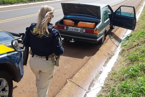 PRF prende motorista bêbado, sem carteira e com mais de 230 quilos de maconha no carro