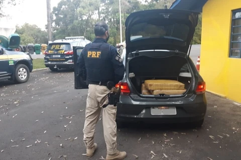 Após perseguição, PRF apreende traficante e 95 quilos de maconha em Ponta Grossa