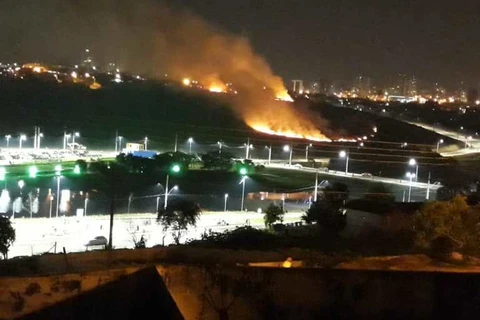 Bombeiros combatem incêndio em vegetação no Lago de Olarias