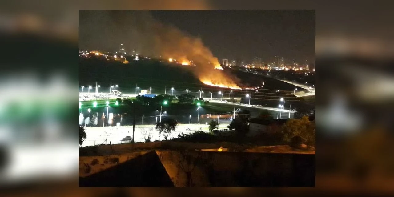 Bombeiros combatem incêndio em vegetação no Lago de Olarias