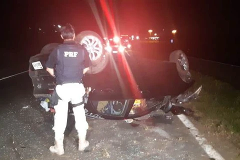 Três pessoas ficam feridas após capotamento de veiculo  próximo ao Vendrami