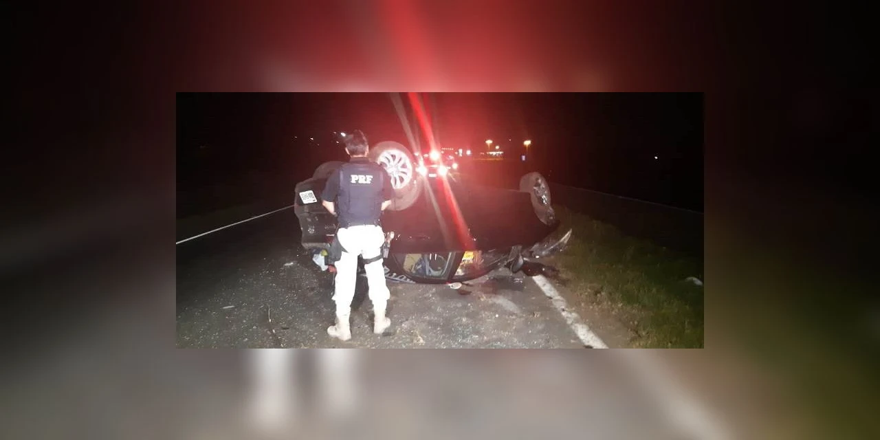 Três pessoas ficam feridas após capotamento de veiculo  próximo ao Vendrami