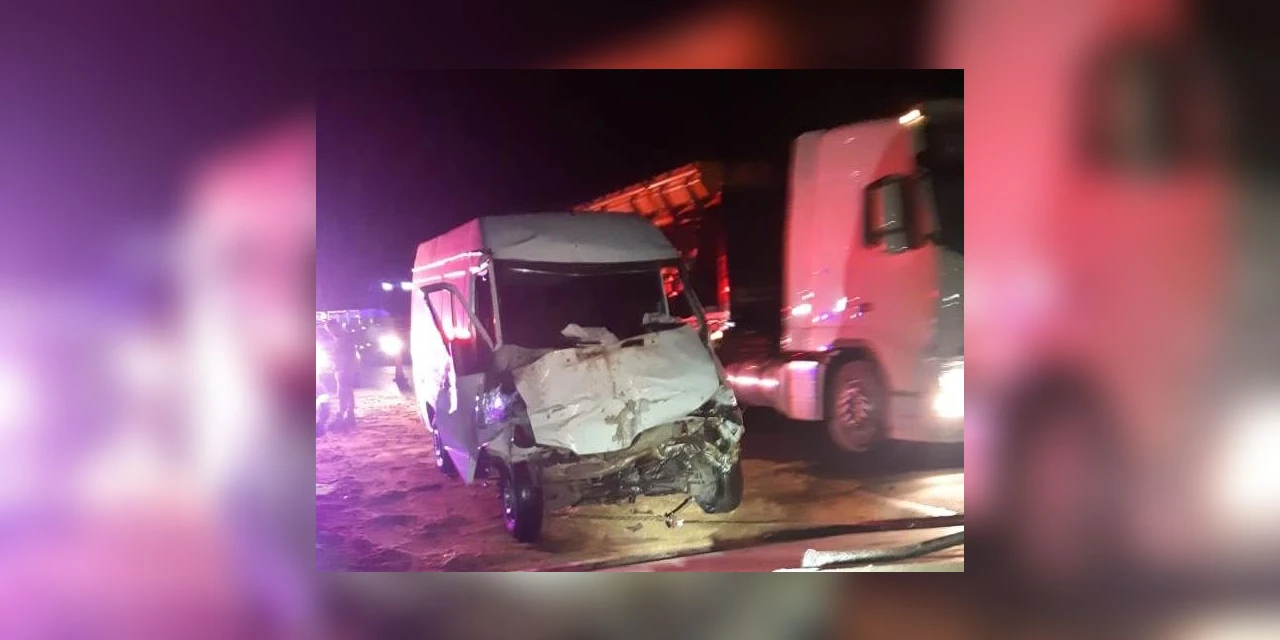 Motorista fica gravemente ferido após colisão traseira na BR-376