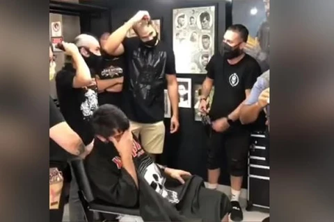 Profissionais da Jhonn Barber e amigos raspam cabelo em apoio a rapaz com câncer