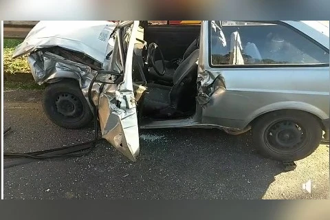 Motorista fica preso nas ferragens após acidente na Presidente Kennedy