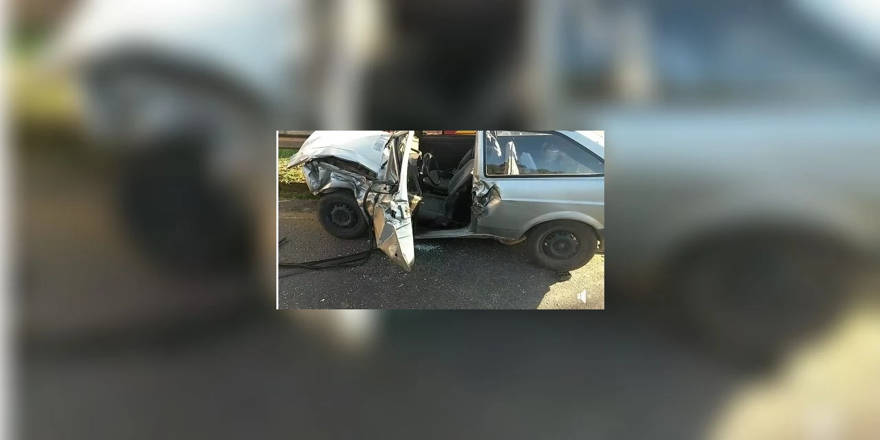 Motorista fica preso nas ferragens após acidente na Presidente Kennedy