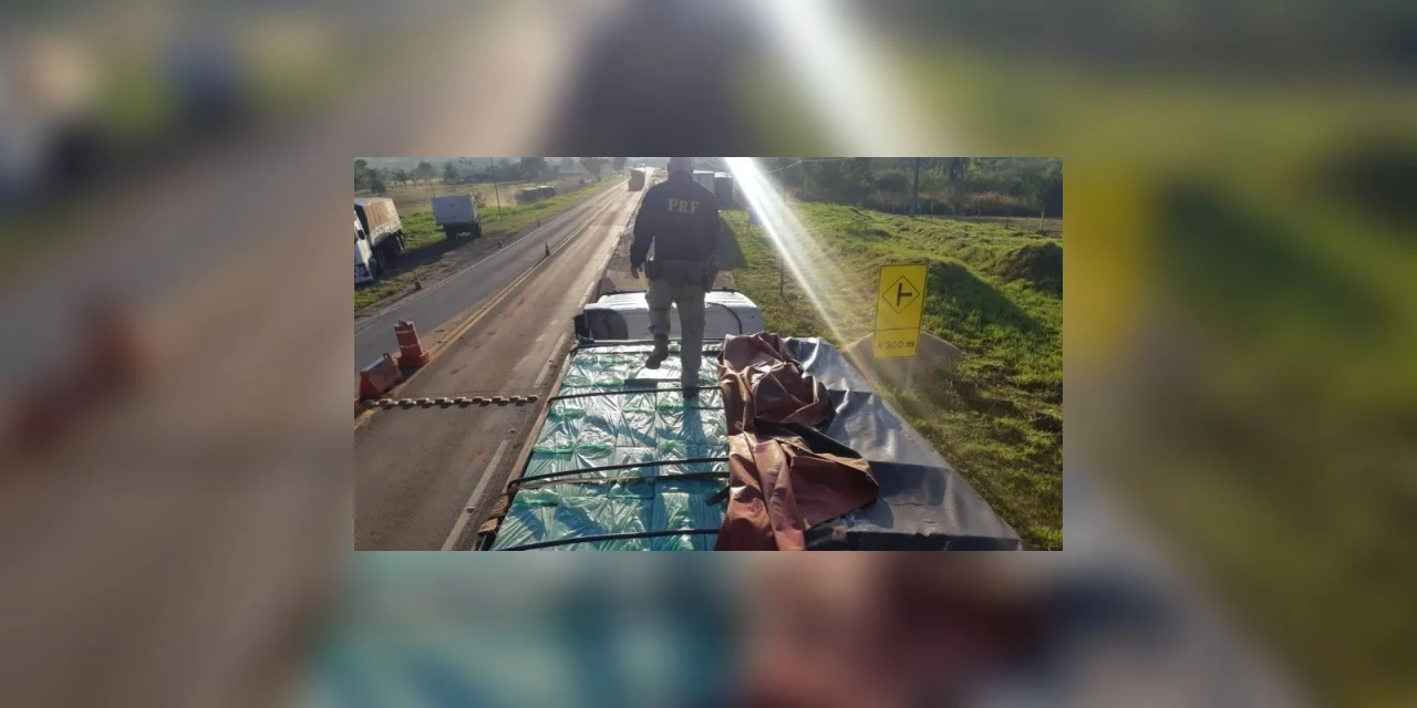 PRF recupera carreta carregada com mais de R$2 milhões em cigarro no Paraná