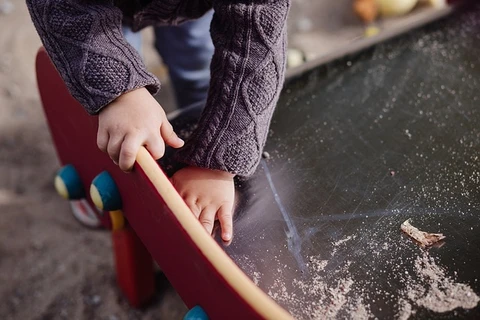Creche clandestina com suspeita de maus-tratos a crianças é alvo de buscas no Paraná
