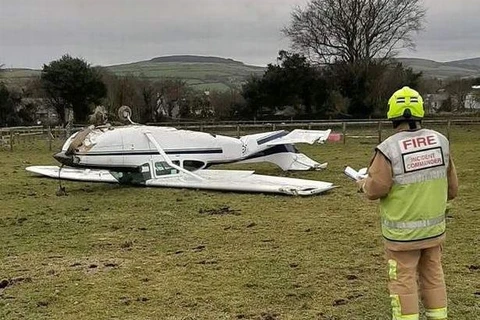 Cavalo solto na pista de aeroporto provoca acidente de avião.
