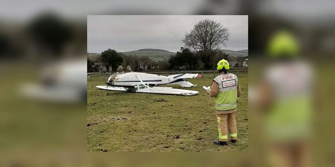 Cavalo solto na pista de aeroporto provoca acidente de avião.