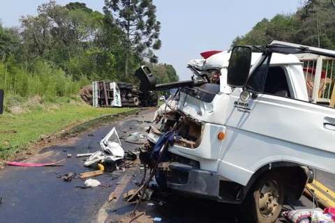 Colisão frontal entre dois caminhões deixa uma vítima grave em Imbituva