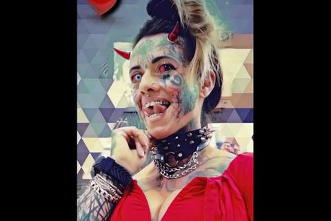 Mulher com chifres casada com Diabão diz ser temente a Deus