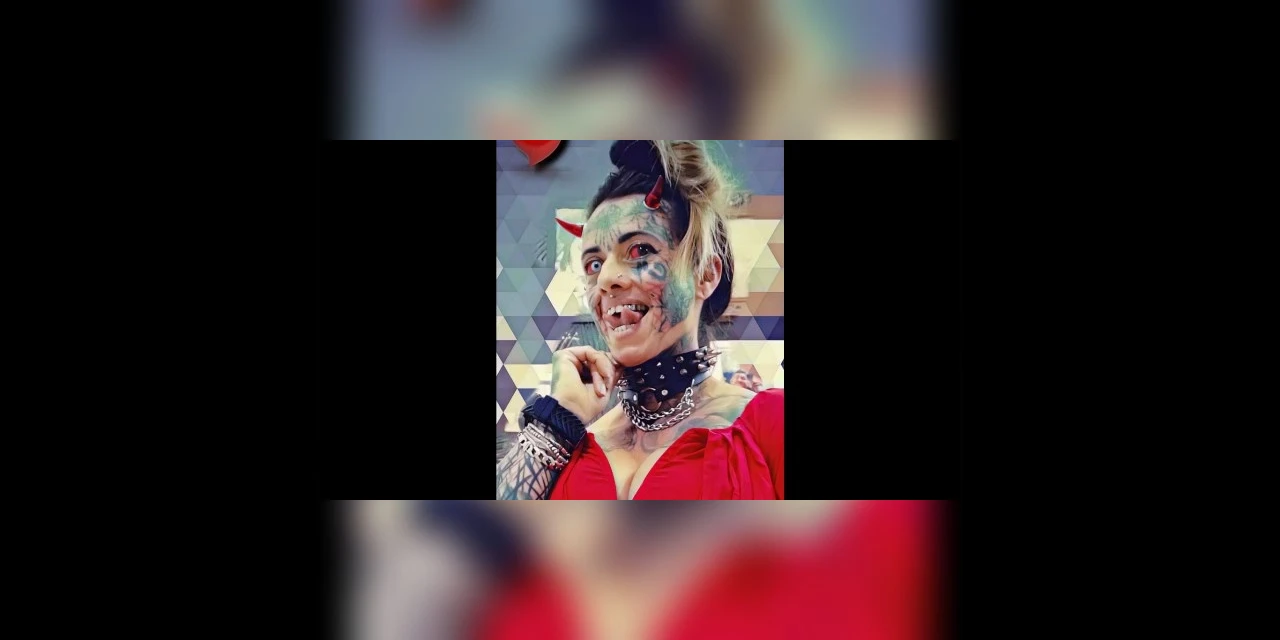 Mulher com chifres casada com Diabão diz ser temente a Deus