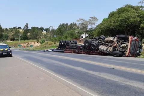 Motorista é levado ao hospital após acidente em Tibagi