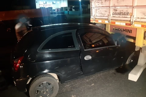 Celta bate na traseira de caminhão e deixa três pessoas com ferimentos na Presidente Kennedy