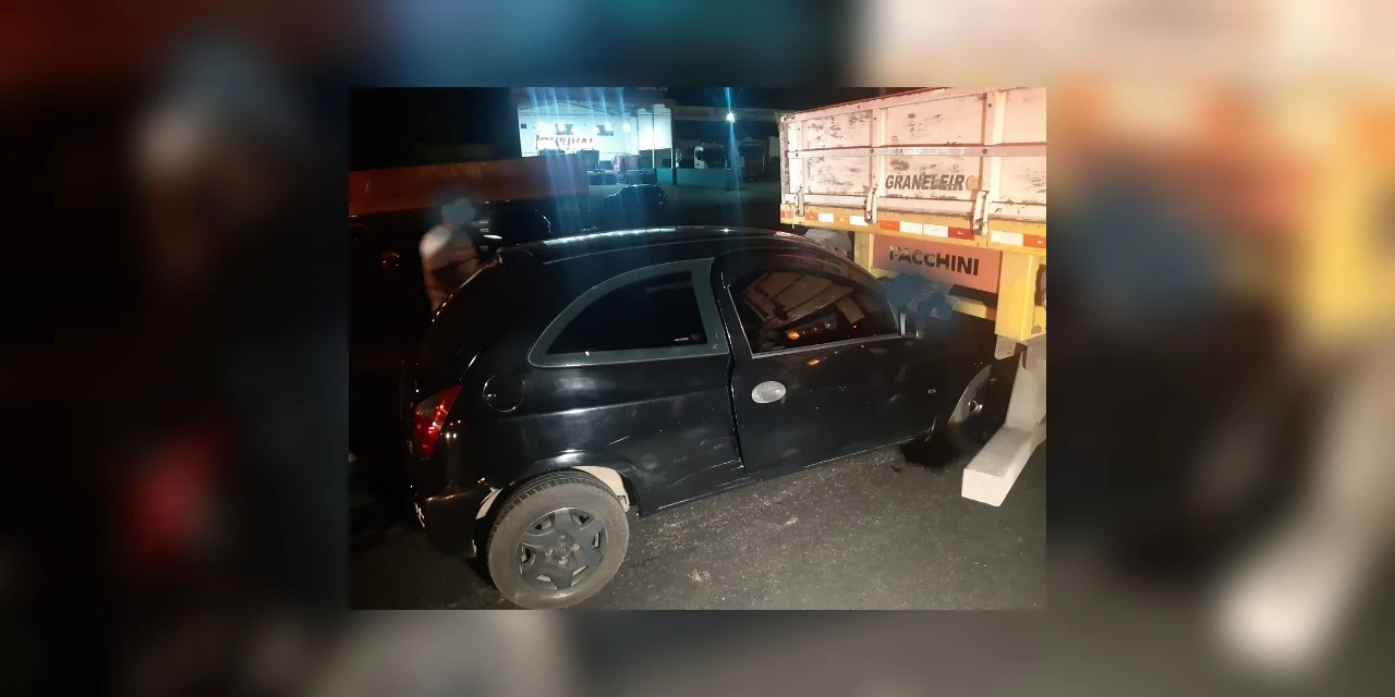 Celta bate na traseira de caminhão e deixa três pessoas com ferimentos na Presidente Kennedy