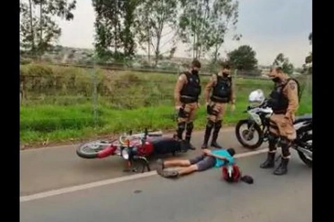 Rapaz é detido pela PM com motocicleta roubada após perseguição; veja vídeo!