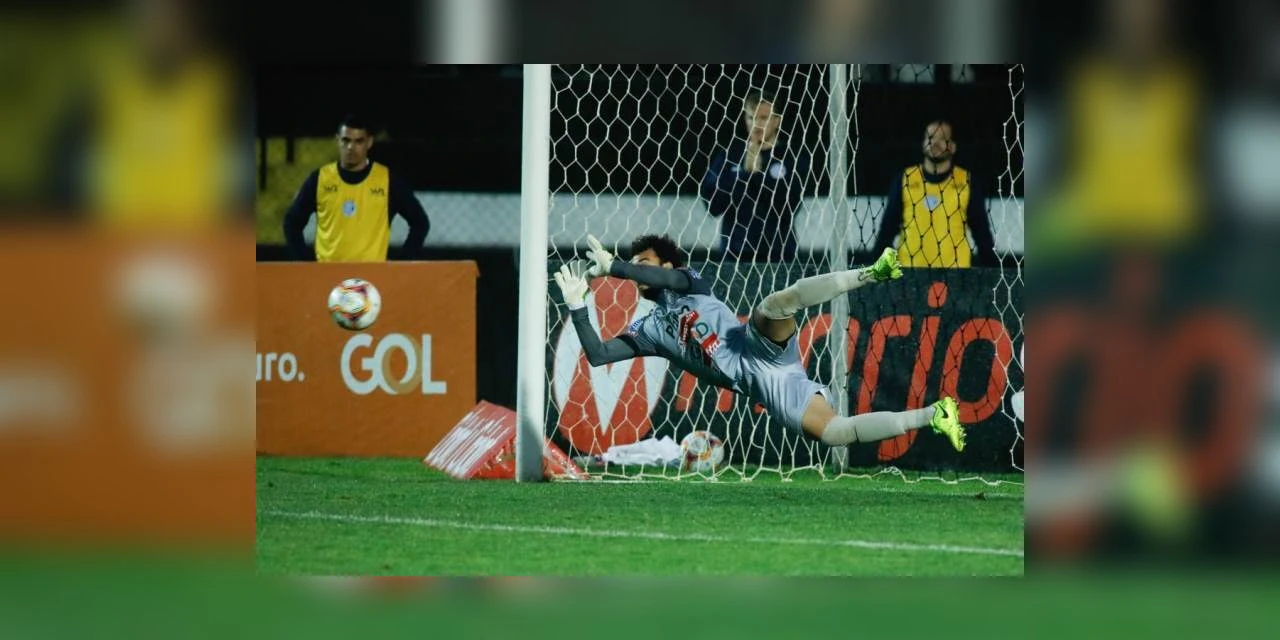 Thiago Braga defende pênalti e salva Operário de levar virada em casa contra o Confiança