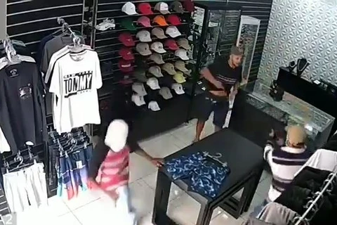 Assista! Três suspeitos são mortos por dono de loja durante assalto em SP