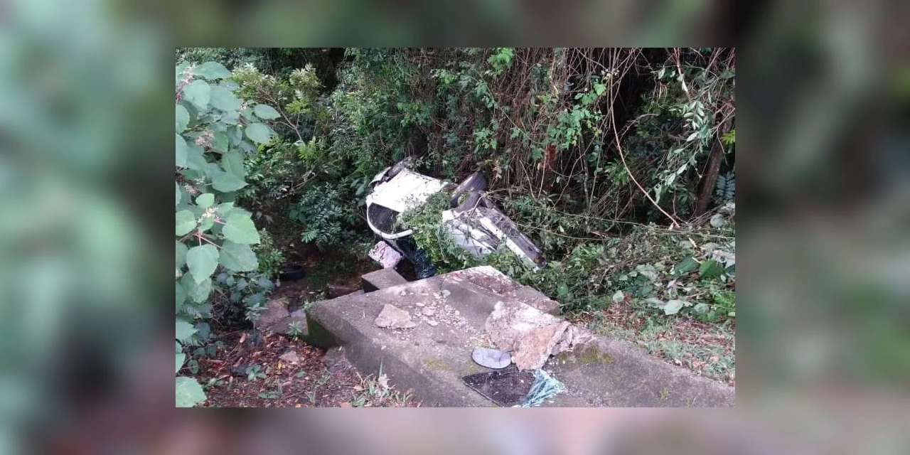 PRF atende acidente tipo saída de pista, colisão contra objeto fixo e Tombamento, na BR-376 em Tibagi