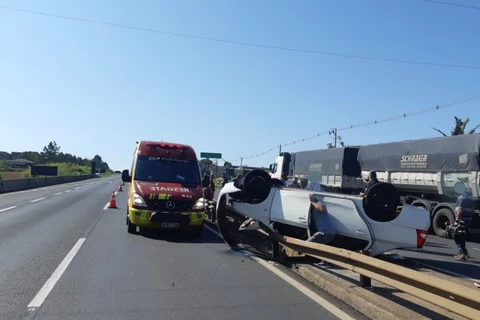 Mulher fica em estado grave após capotamento na BR-376 em PG