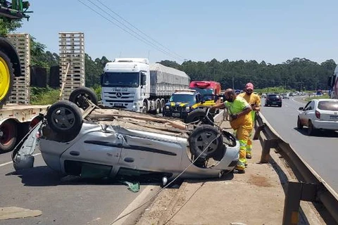 Carro capota após colisão na Presidente Kennedy, em Ponta Grossa