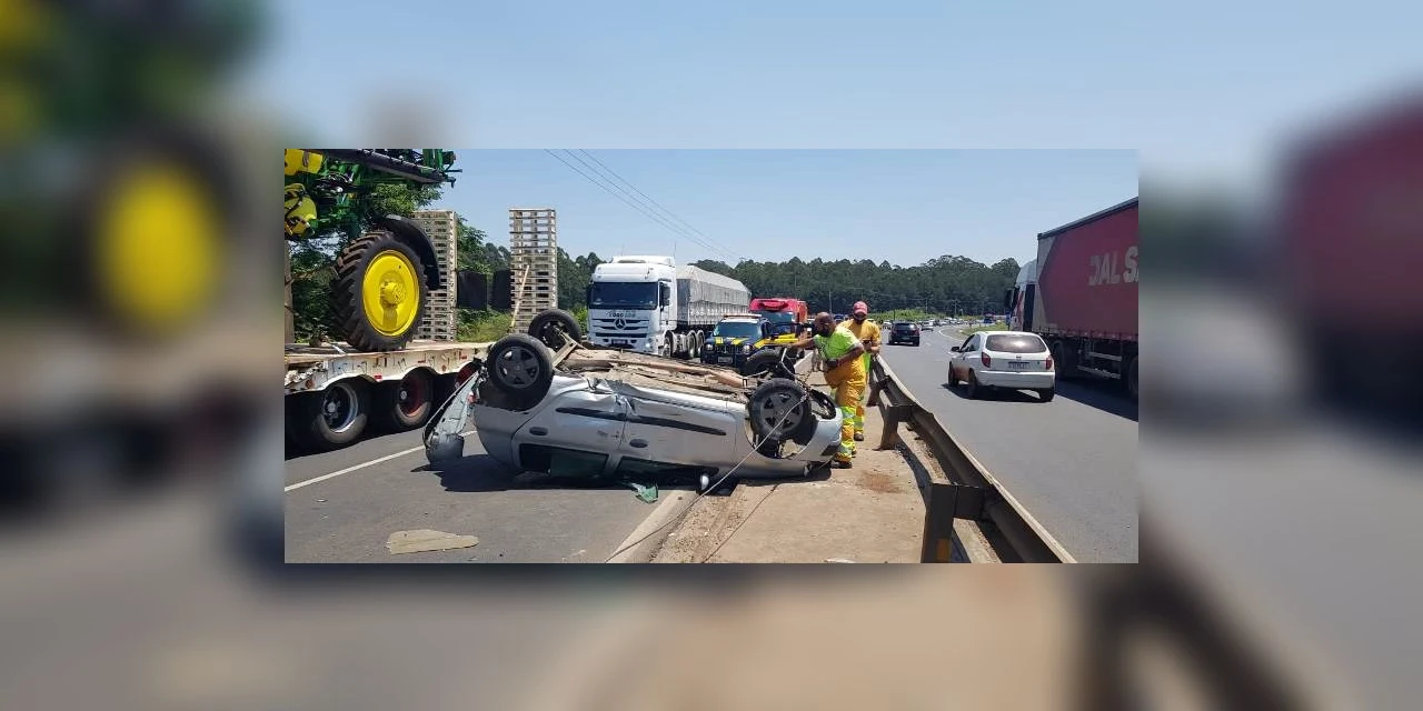 Carro capota após colisão na Presidente Kennedy, em Ponta Grossa