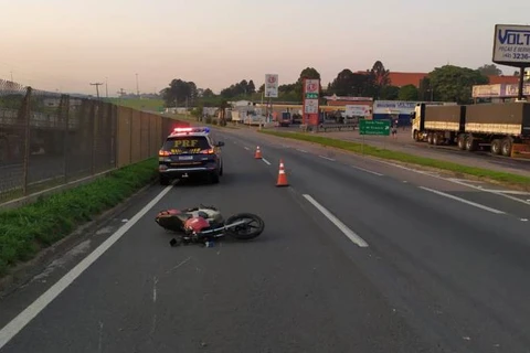 Casal é levado ao hospital, após queda de moto na Presidente Kennedy em PG