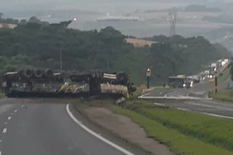 Caminhão carregado de combustível tomba e interdita PR-151 em Ponta Grossa