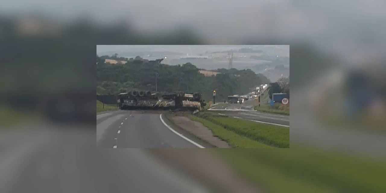 Caminhão carregado de combustível tomba e interdita PR-151 em Ponta Grossa