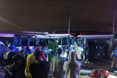 Acidente entre trem e ônibus deixa um morto e outras cinco pessoas feridas em Curitiba