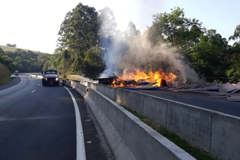 Caminhão tomba e pega fogo na BR-376, em Tibagi