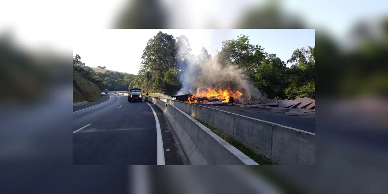 Caminhão tomba e pega fogo na BR-376, em Tibagi